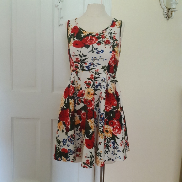 DECA'S USA fit & flare floral dress - Picture 2 of 8